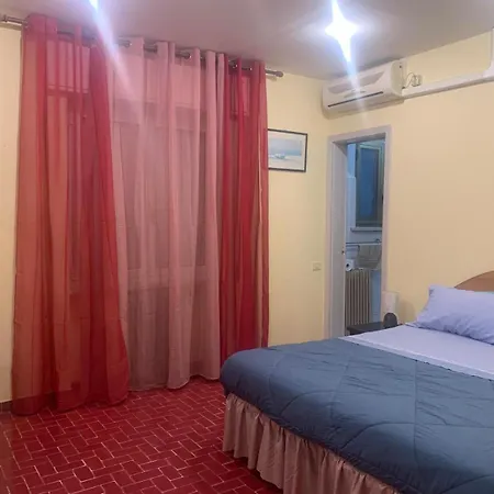 Touristic Near Station And Apartment